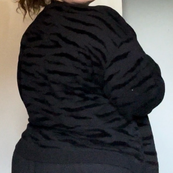 Time and tru Black and grey tiger print sweater - Picture 3 of 7